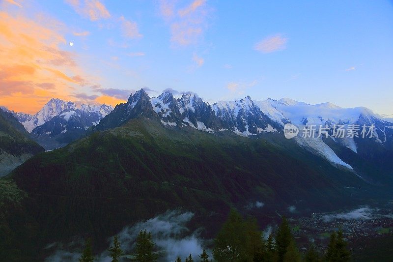 芒德格拉斯，Aiguille Midi，勃朗峰:夏蒙尼戏剧性的日落